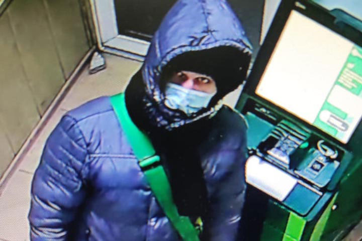 В Абакане продолжают искать парня, пытавшегося взломать банкомат по Щетинкина