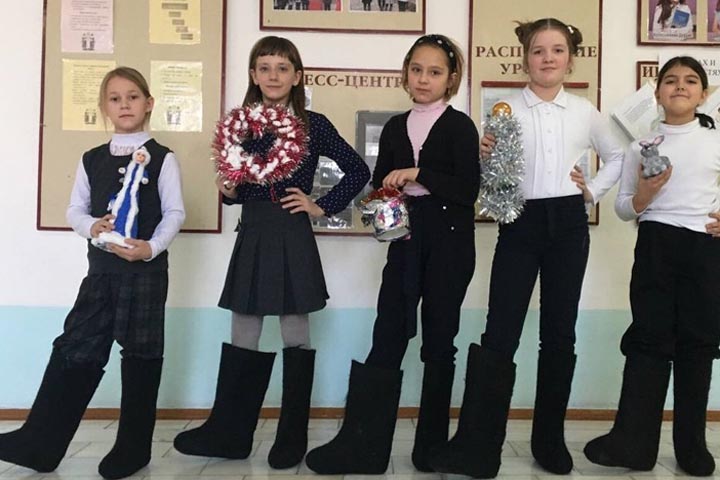 В Хакасии предприниматель подарил школьникам валенки 