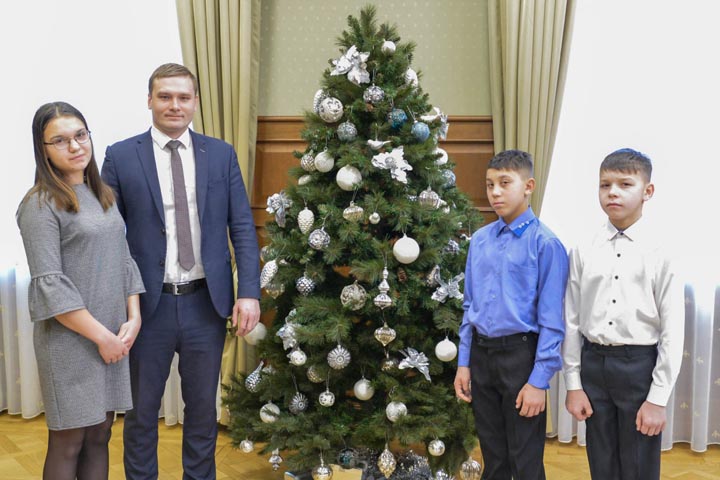 Глава Хакасии исполнил мечты детей в рамках акции «Елка желаний»