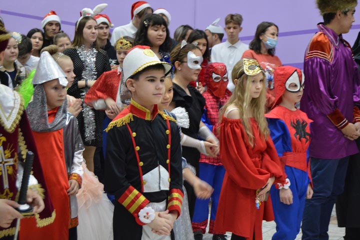 Сто одаренных детей Алтайского района собрались на новогодней Елке 