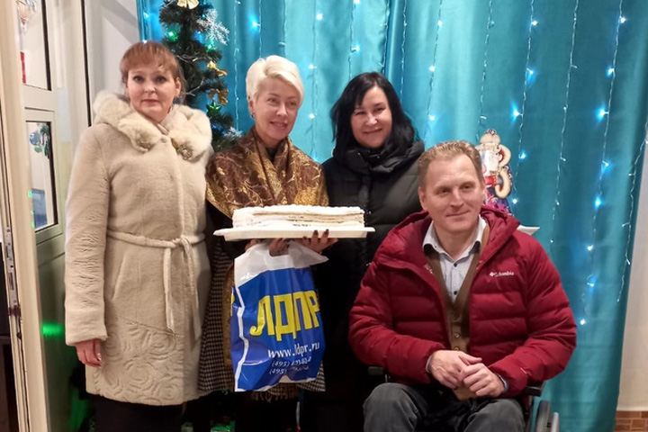 Партийцы поздравили с Новым годом постояльцев пансионата ветеранов в Саяногорске