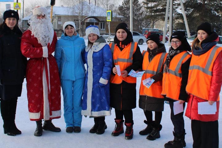 В Белом Яре Дед Мороз напомнил участникам дорожного движения о безопасности