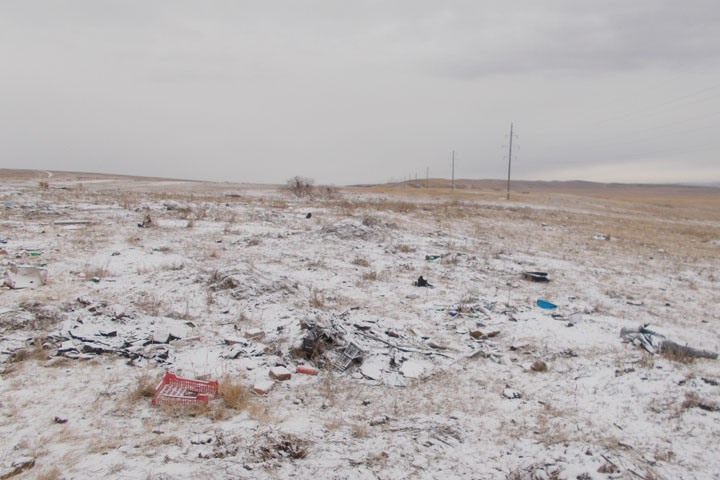 В Хакасии кто-то раскидал мусор по сельхозземле