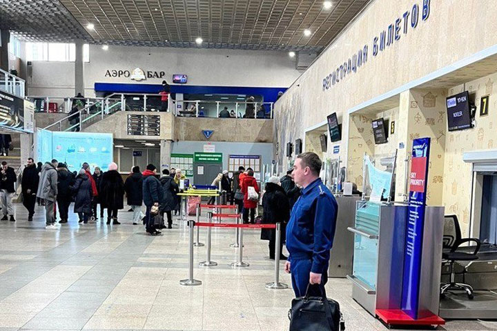 Прокуратура проверяет, почему 398 пассажиров застряли в аэропорту Абакан