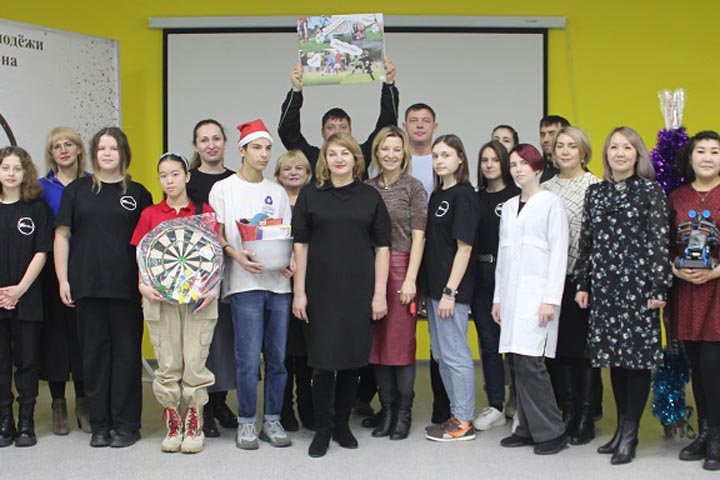 Молодежь Алтайского района получила желанные подарки