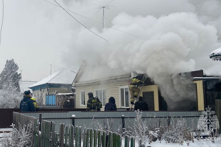 В Черногорске автомобиль с газовым оборудованием загорелся в гараже