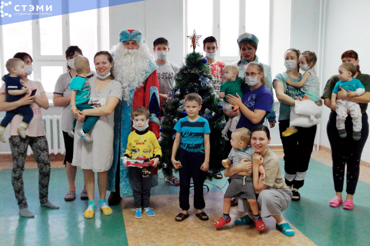 Дед Мороз СТЭМИ и телевизионная Снегурочка поздравили пациентов больницы