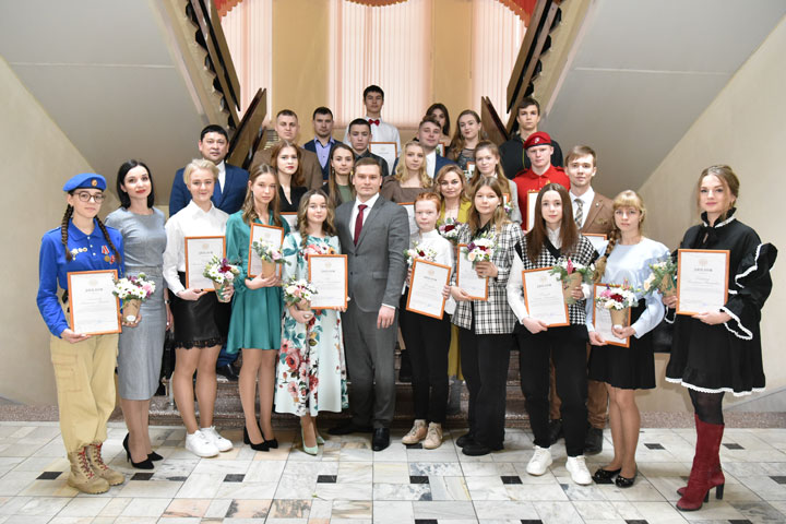 Лучшие представители молодежи отмечены премиями главы Хакасии