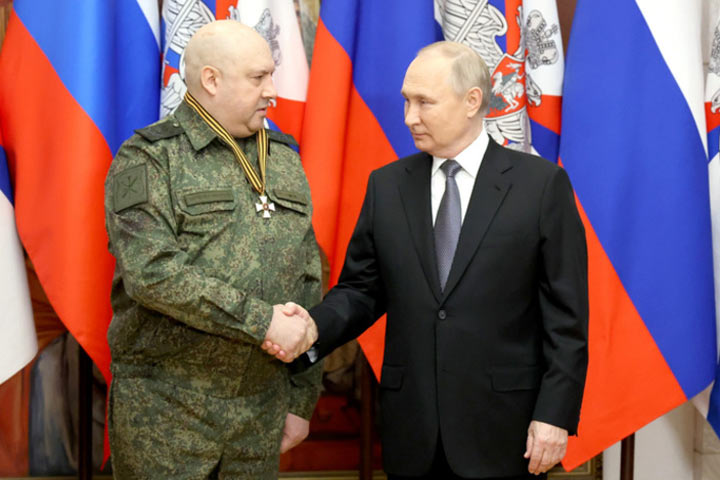 Путин наградил Суровикина, бойцы ЧВК «Вагнер» вошли в Бахмут: главное за 31 декабря
