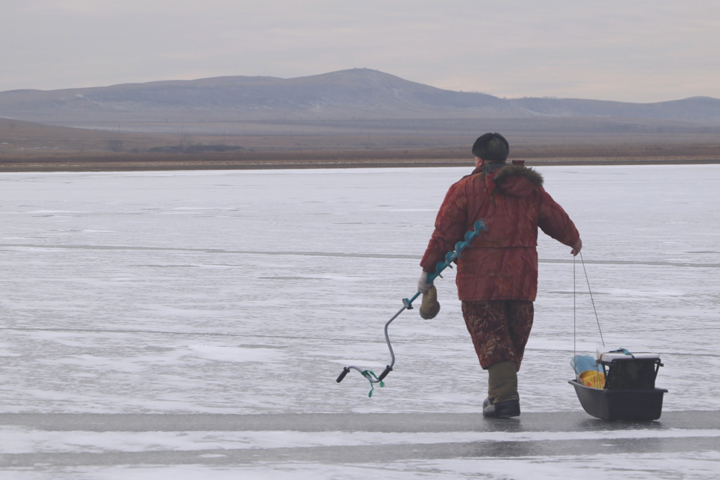 Жителям Хакасии напомнили, что зимняя рыбалка может стоить жизни 