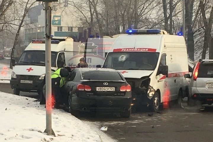 Lexus врезался в машину скорой помощи, в ДТП пострадала медсестра