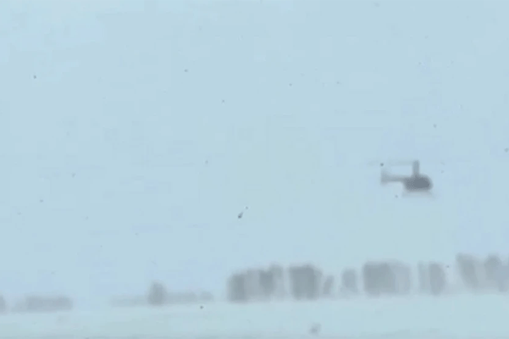 В Сибири сильным ветром снесло вертолет