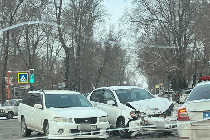 В центре Абакана столкнулись две легковушки