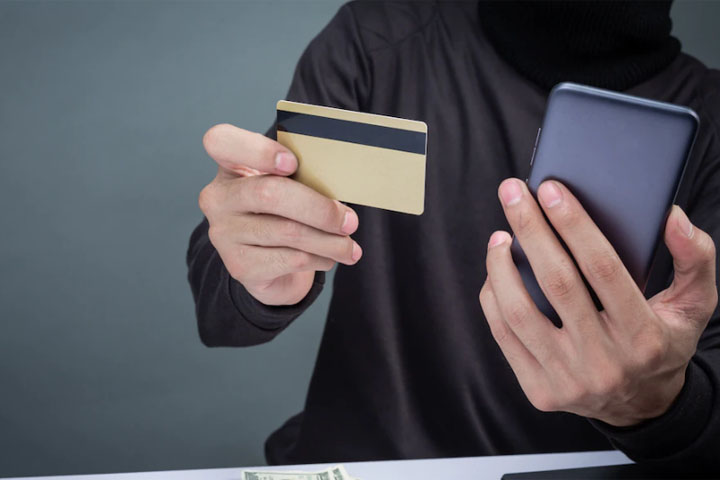 У выпившего жителя Хакасии украли телефон с банковской картой 