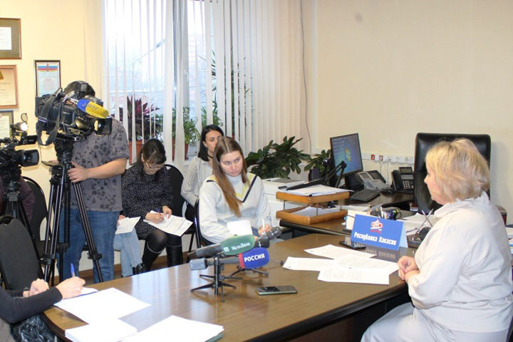 В Хакасии принимают заявления на единое пособие для беременных женщин и семей с детьми.
