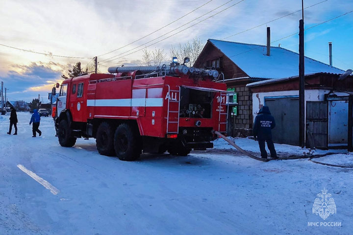 Один спасся, двое погибли - пожар в Усть-Абакане заинтересовал следователей