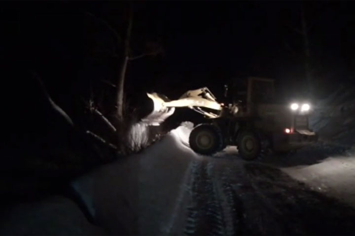 Сход снега заблокировал автодорогу в соседнем с Хакасией регионе