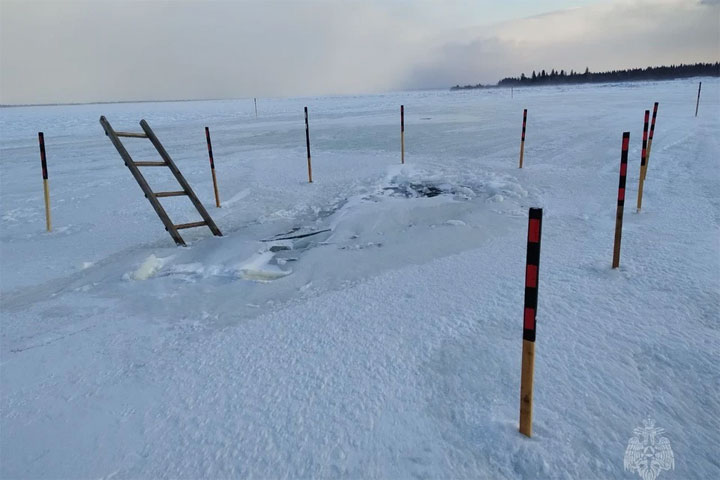 На Ангаре микроавтобус ушел под лед 