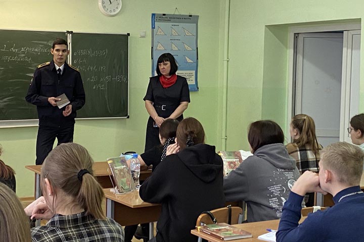 В Алтайском районе полицейские побеседовали со школьниками 