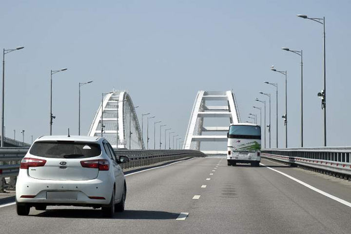 На Крымском мосту восстановили автомобильное движение после ремонтных работ