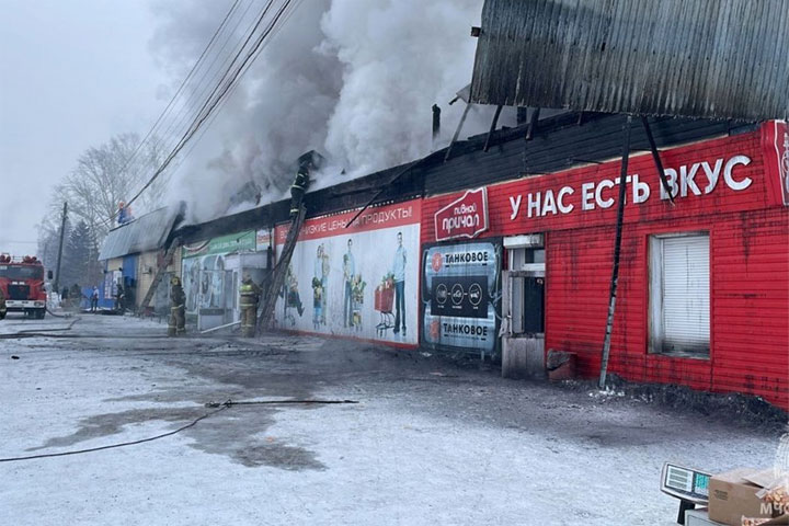Под Красноярском выгорел огромный супермаркет