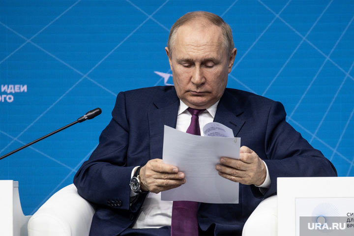 Путин начал подготовку к ротации губернаторов в 2023 году