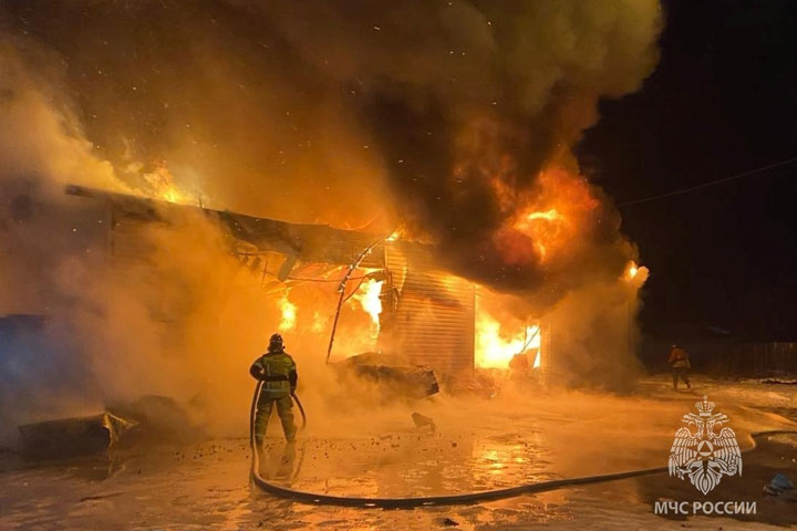В Подсинем серьезный пожар: сгорела усадьба 