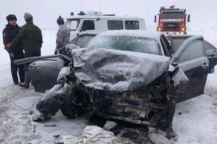 В жуткой аварии семь человек пострадали и двое погибли