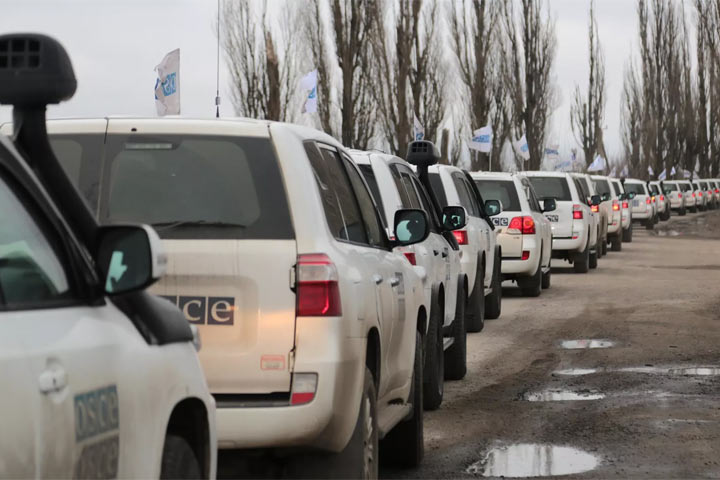 Россия проверит сведения о помощи сотрудников СММ ОБСЕ Киеву, заявил Лавров