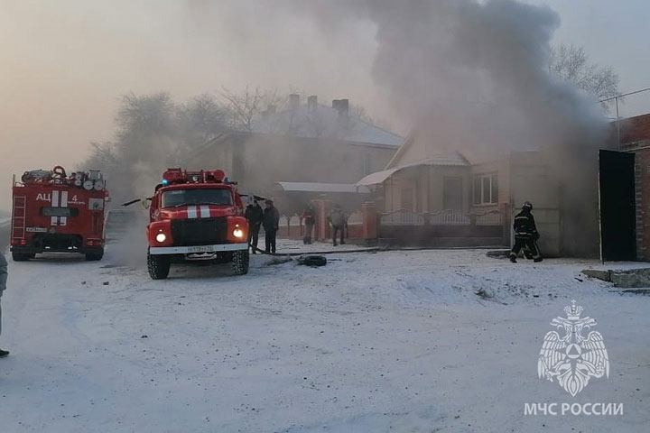 В Усть-Абакане горел барак на 8 квартир 