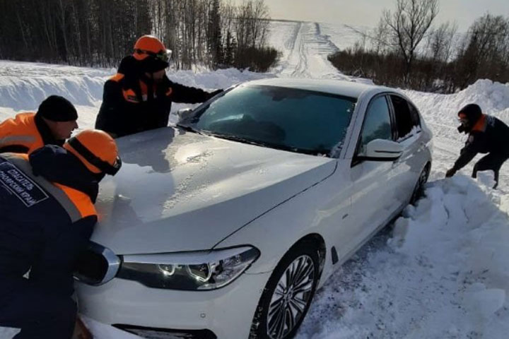 Влюбленная пара застряла в снегу на автомобиле
