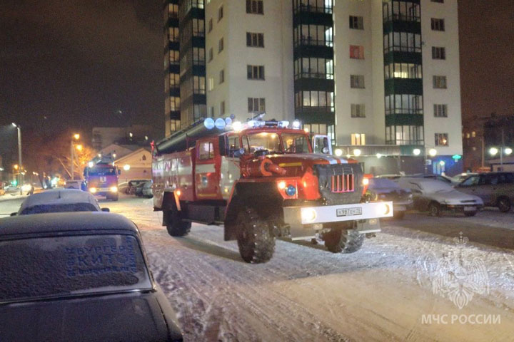 В столице Хакасии из-за пожара из многоэтажки эвакуировали людей