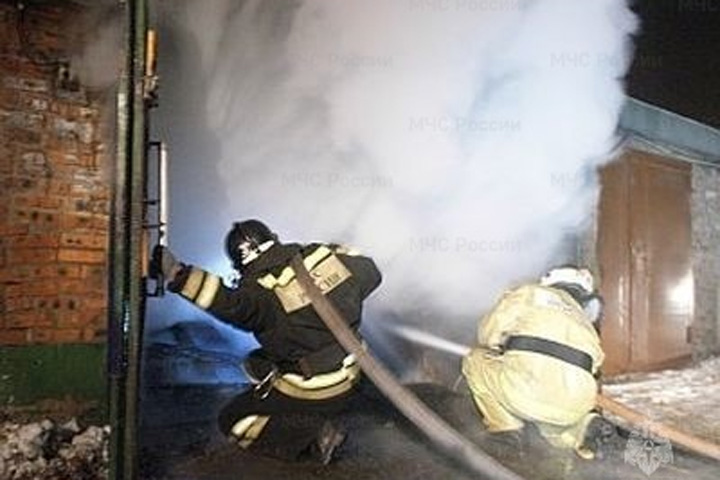 В Абакане ночью 14 человек тушили пожар