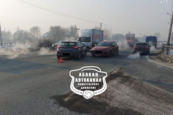 Обновленный светофор не помог: на Стофато и Аскизской вновь столкнулись автомобили 