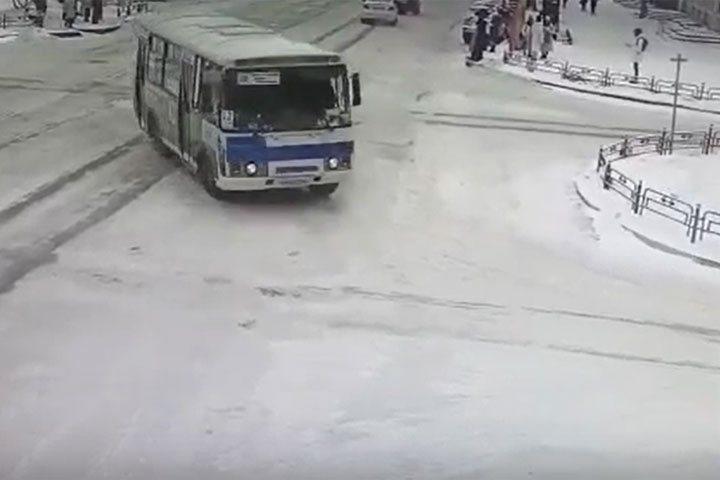 В Абакане из-за гололеда занесло маршрутку 