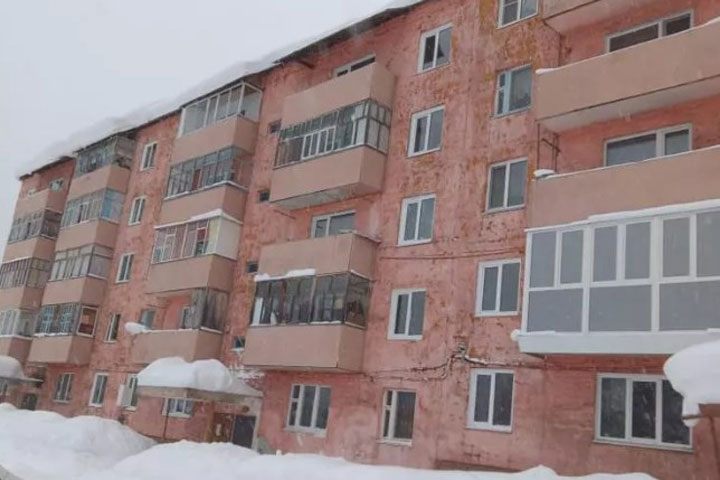 Мужчина сорвался с крыши пятиэтажки — он чистил снег