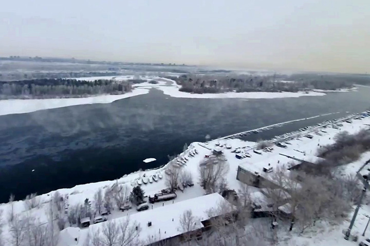 По Енисею расплылось огромное масляное пятно