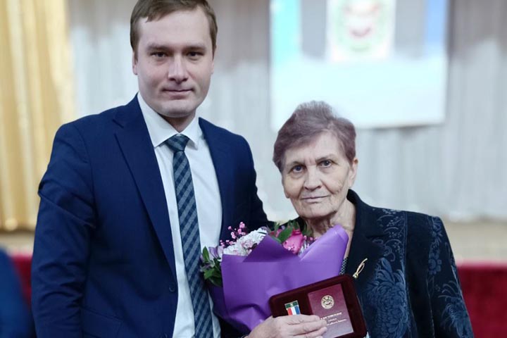 Валентин Коновалов вручил учителю медаль «Трудовая доблесть Хакасии»