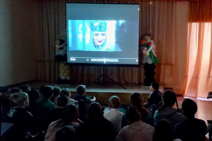 Для учащихся школы-интерната в Белом Яре прошел первый кинопоказ 