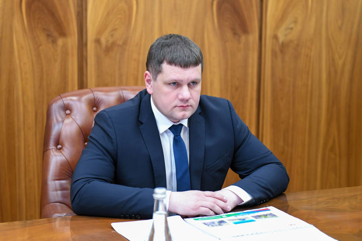 Владимир Лебедев представил главе Хакасии доклад