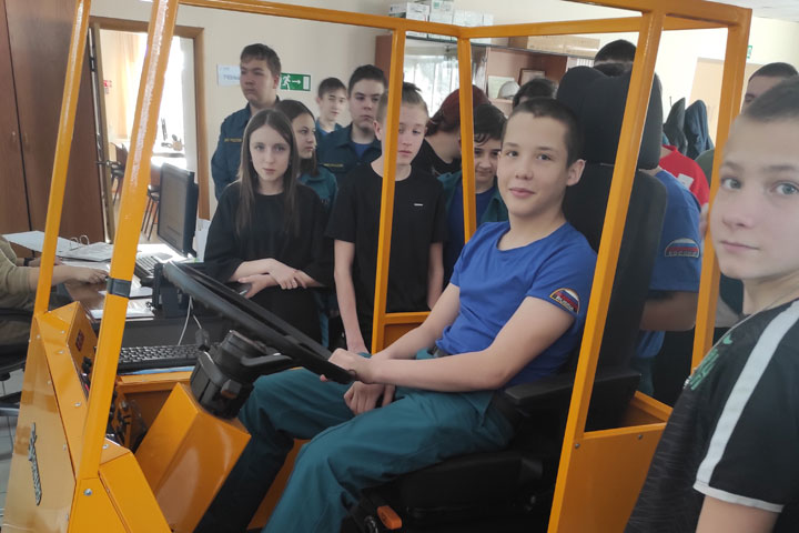  «СУЭК-Хакасия» познакомила черногорских школьников с горняцкими профессиями