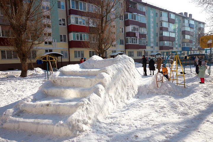 Жители Хакасии снова могут строить снежные горки во дворах
