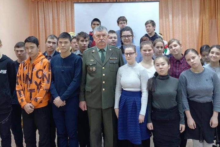 Белоярские школьники посетили Урок мужества
