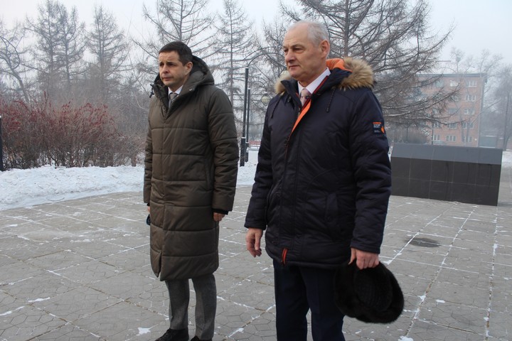 Алексей Лемин возложил цветы к подножию памятника на Привокзальной площади