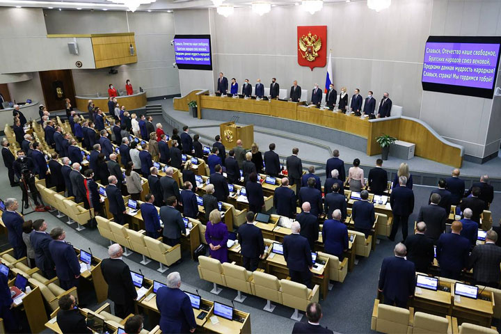 В Госдуме изучат меры против дискредитирующих Россию уехавших граждан