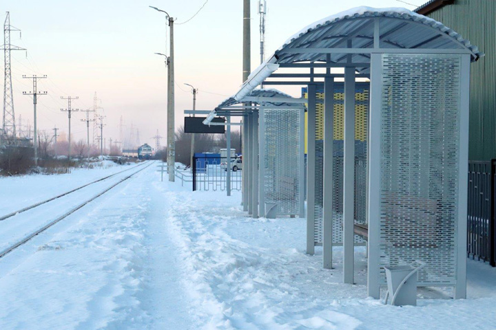 Перрон дизель-поезда в Саяногорске благоустроили для удобства сотрудников РУСАЛа