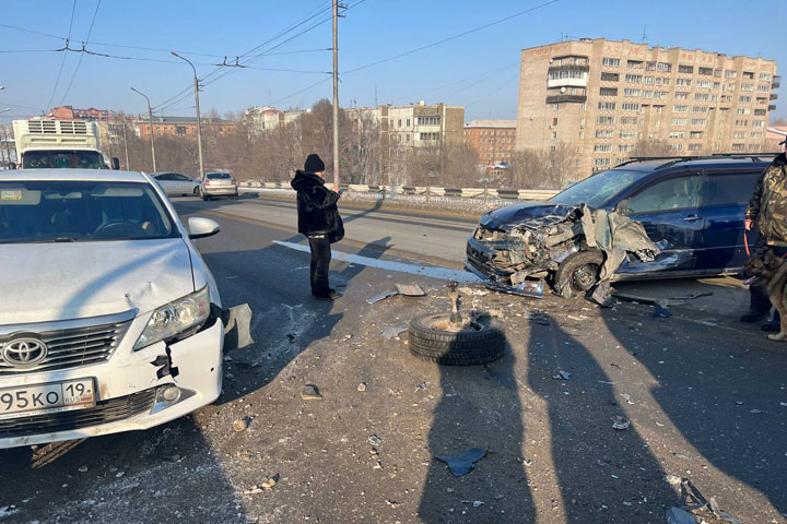 В Абакане на виадуке из-за сильной аварии затруднено движение