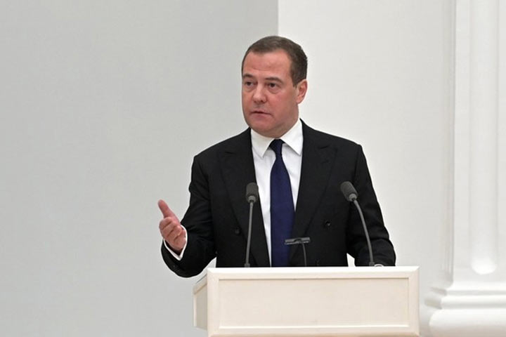 «Цирк уродов»: Унизительную судьбу Европы расписал Медведев. Реальность слишком сурова