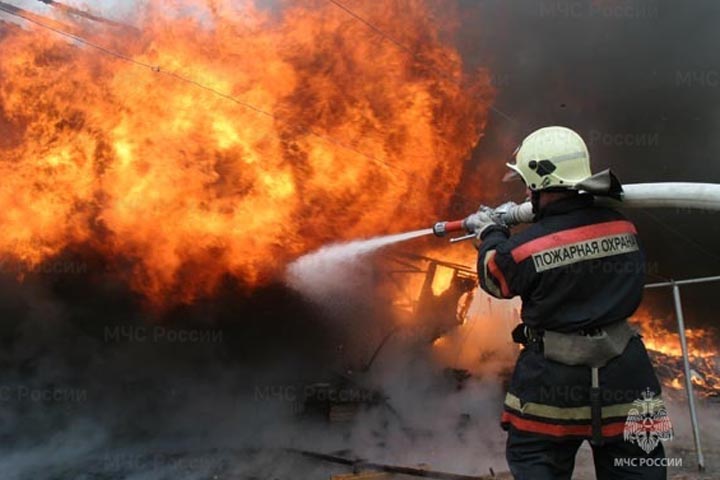 В Черногорске 12 пожарных целый час тушили мусоровоз