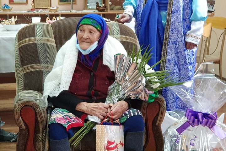 В Хакасии труженицу тыла поздравили со 100-летним юбилеем